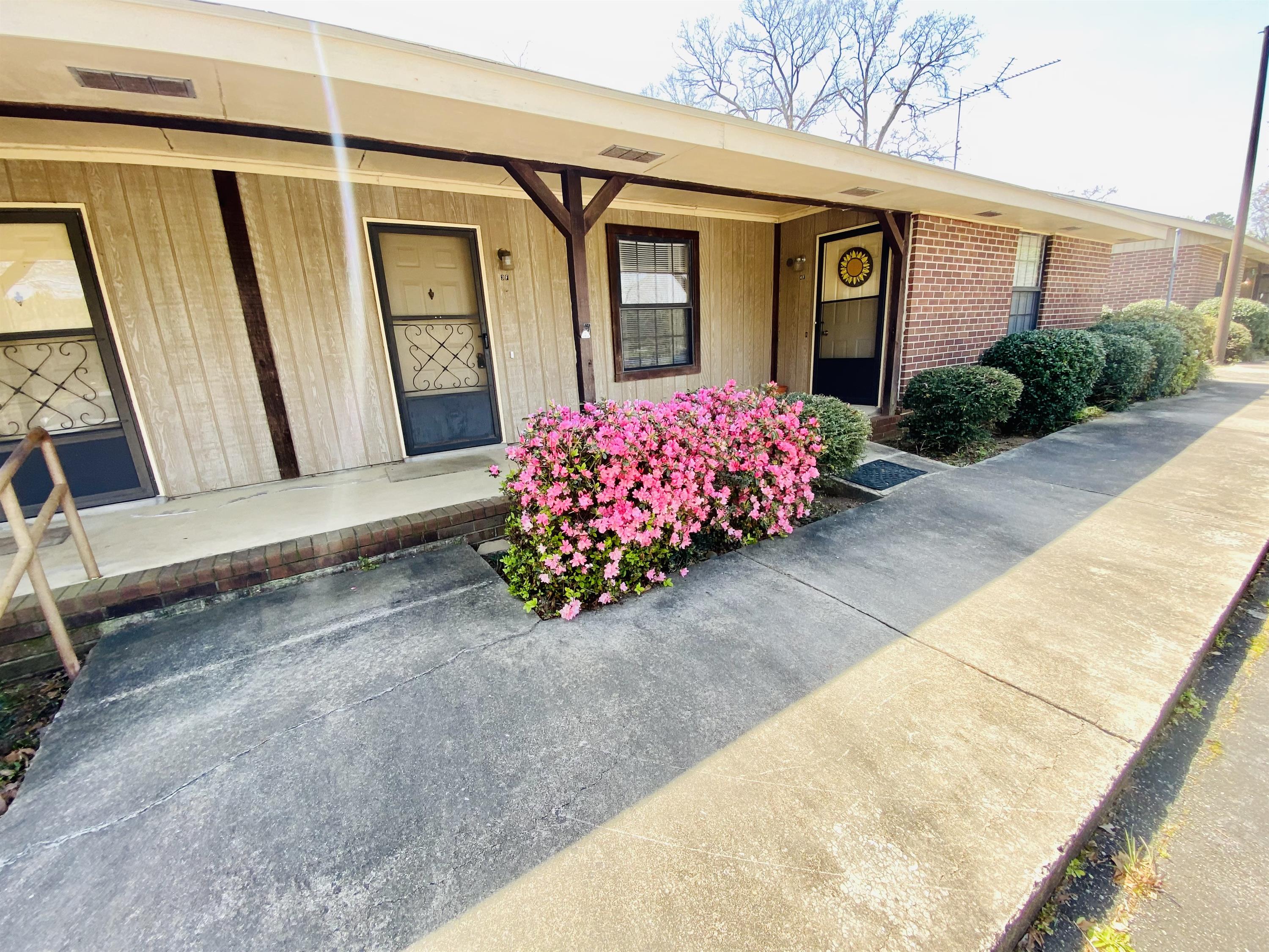 220 Laurel Ave